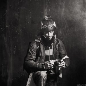 Jules Le Moal posant avec son équipement pour la street photography